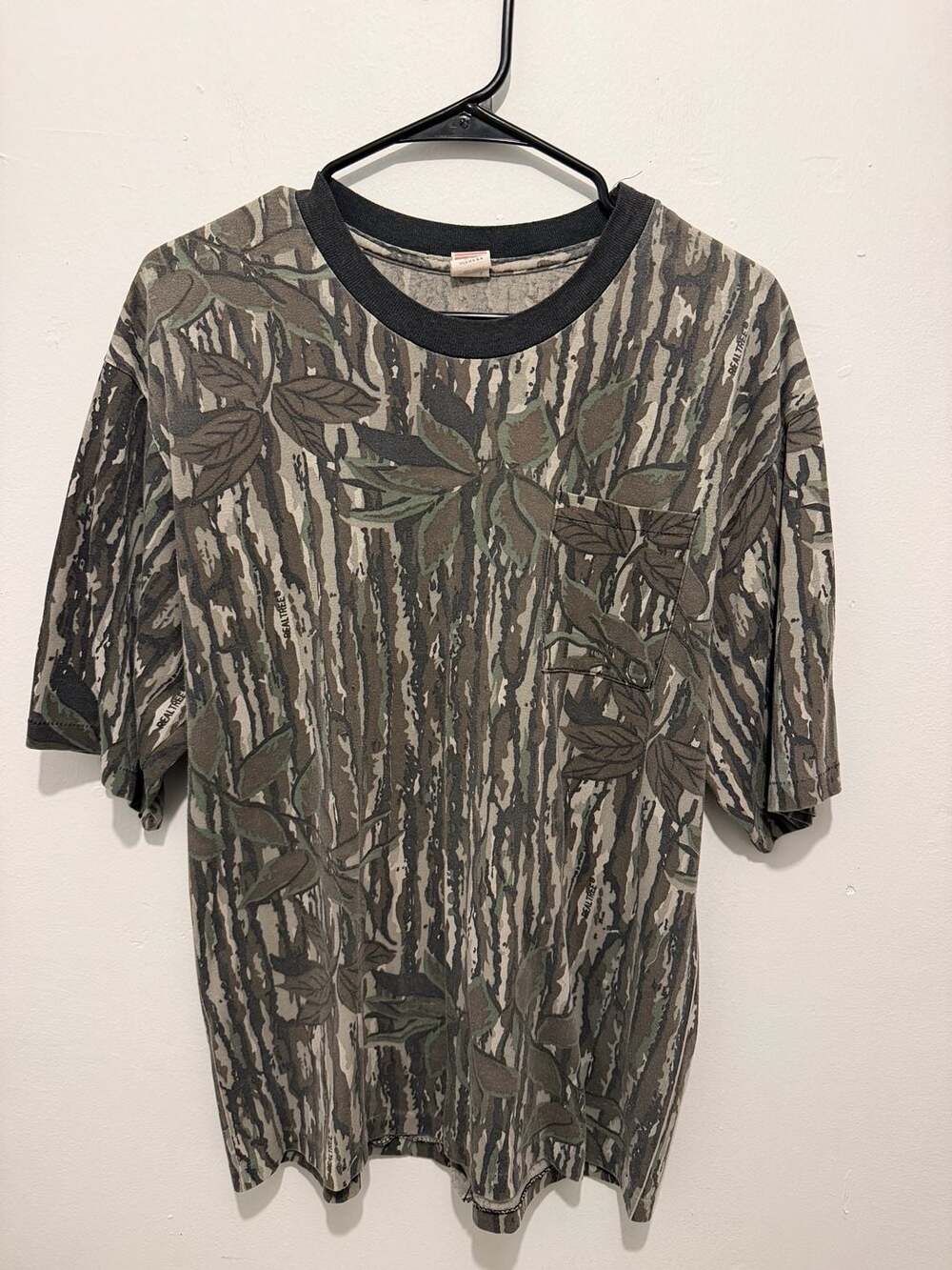 Vintage Realtree Camo Tree Bark Hunting Pocket T-Shirt Men's Size XL Made in USA